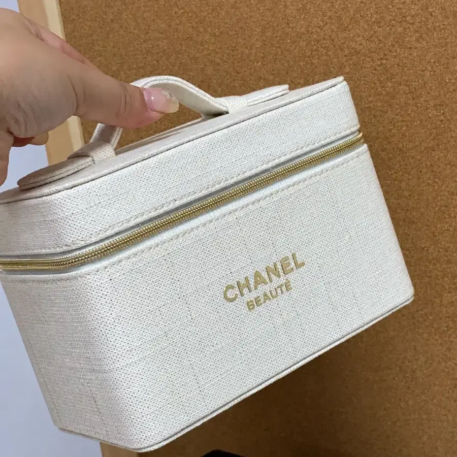 화이트 파우치