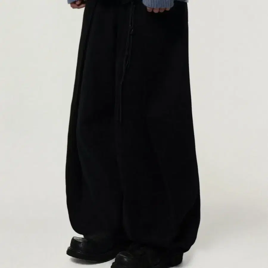 (아이돈워너셀) Soft Suede Twill Balloon Pants Black
