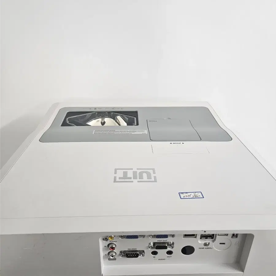 UIT UST420UL 4200안시 WUXGA 단초점 빔프로젝터