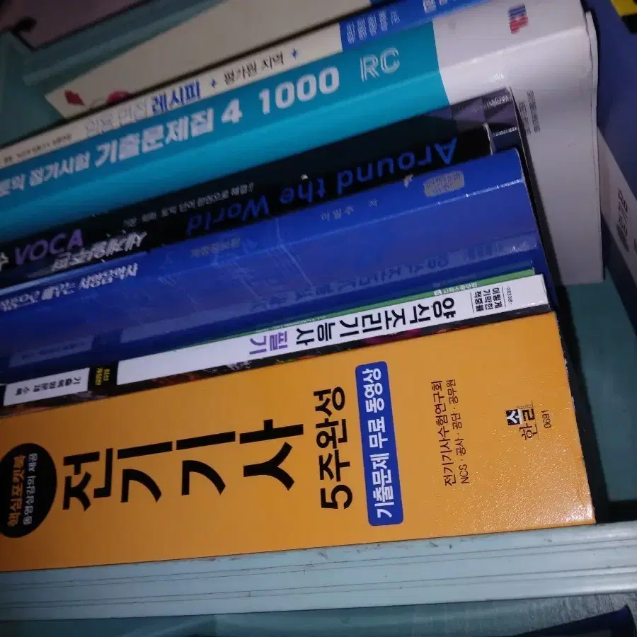 전기기사두껍네요.미사용책입니다.전공교양강의참고자료로으로보실분