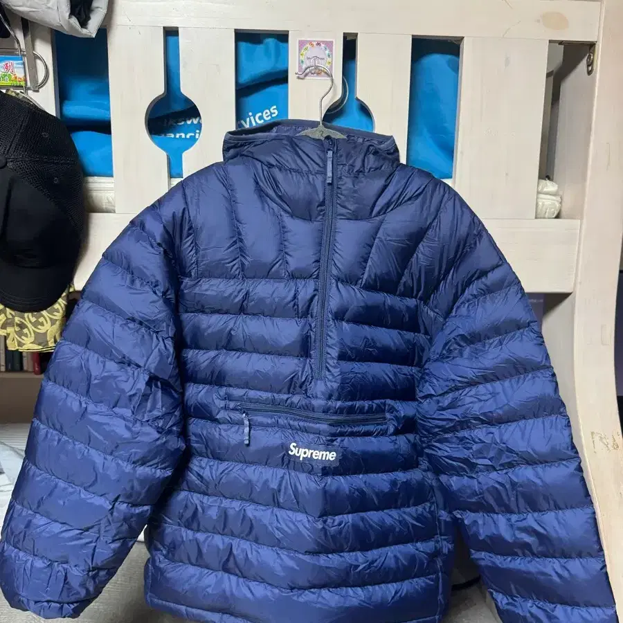 슈프림 24fw 하프집 풀오버 패딩 블루 M사이즈 팝니다.