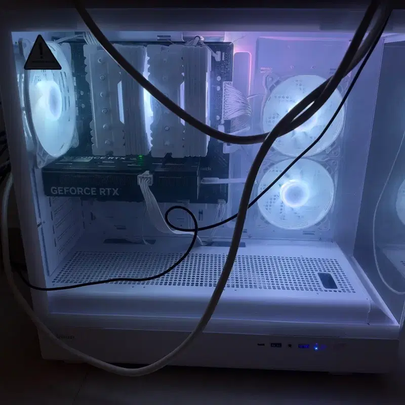 게이밍 컴퓨터7800x3d 5060ti , 4k ips 32인치 삼성 모니터