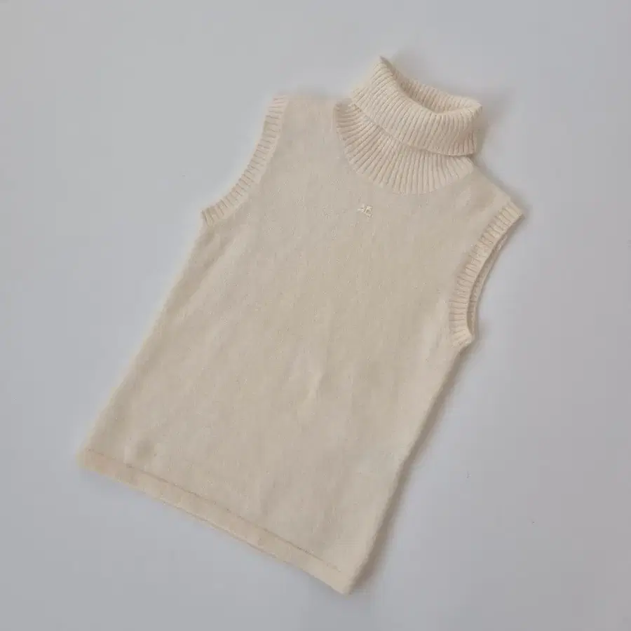 Courreges 꾸레쥬 울 앙고라 블렌드 터틀넥 슬리브리스 니트