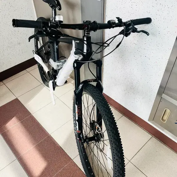 （内容）カーボンMTB 2台ポップします。エルパマファンタジアマウンテンエムテレビ自転車。