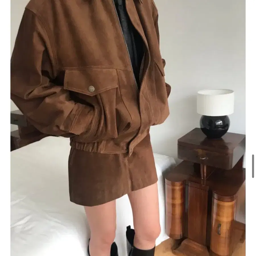 위아 라떼 스웨이드 스커트