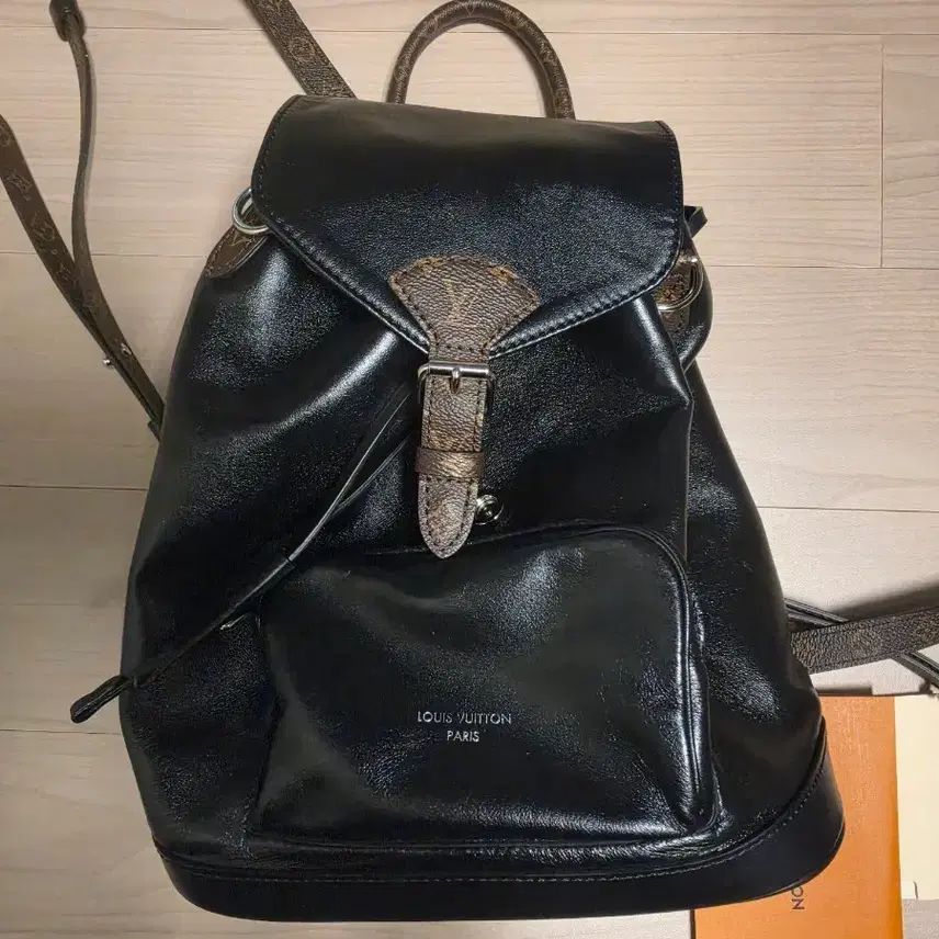 루이비통 몽수리 백팩 블랙 사진 1