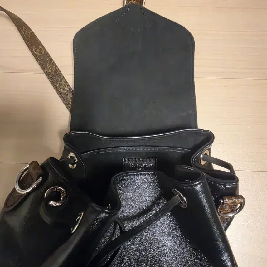 루이비통 몽수리 백팩 블랙 사진 2