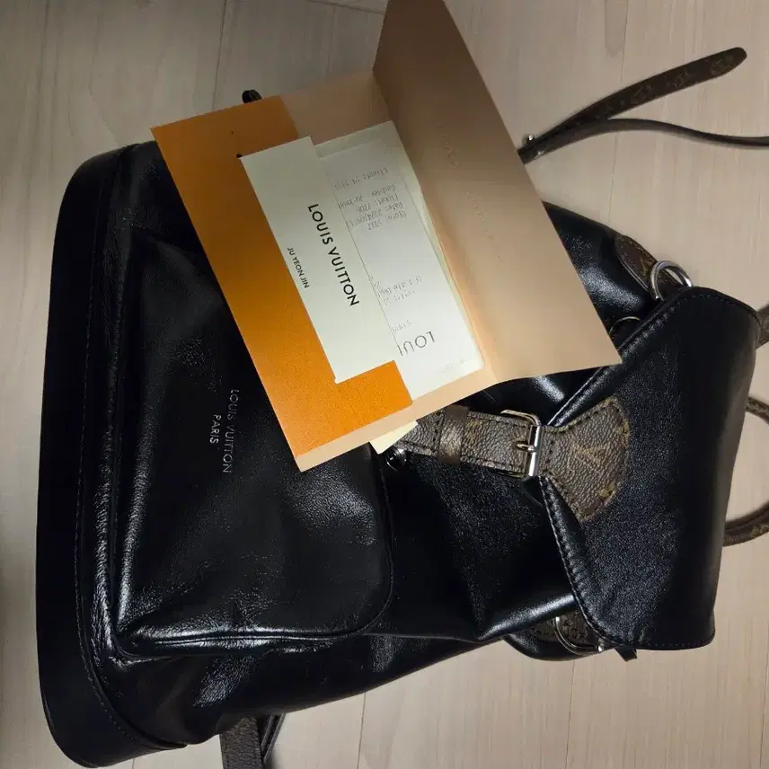 루이비통 몽수리 백팩 블랙 사진 4