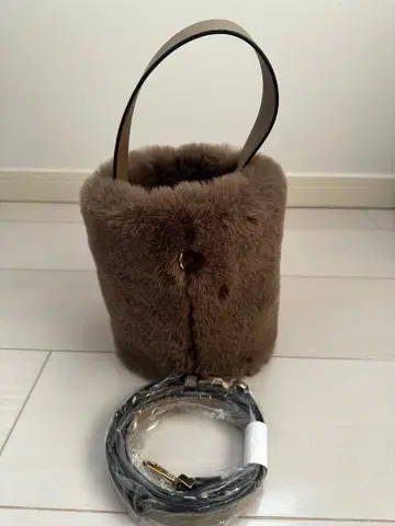 새상품 퍼 버킷백 브라운 스몰