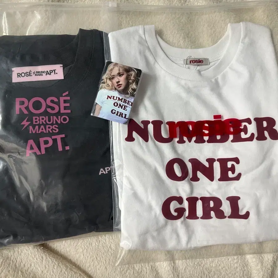 로제 1주년 팝업 rosie 넘버원+아파트 티셔츠 포카 포함 양도 판매