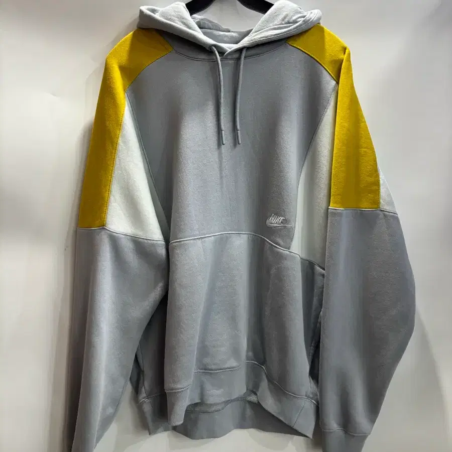 [L] 나이키 NIKE 블록 패널 오버핏 후드티 2.5  나이키 NIKE 블록 패널 오버핏 후드티입니다. 가슴 스우시 자수 로고와 패널 절개 디자인으로 레트로한 스포티 무드가 돋보
