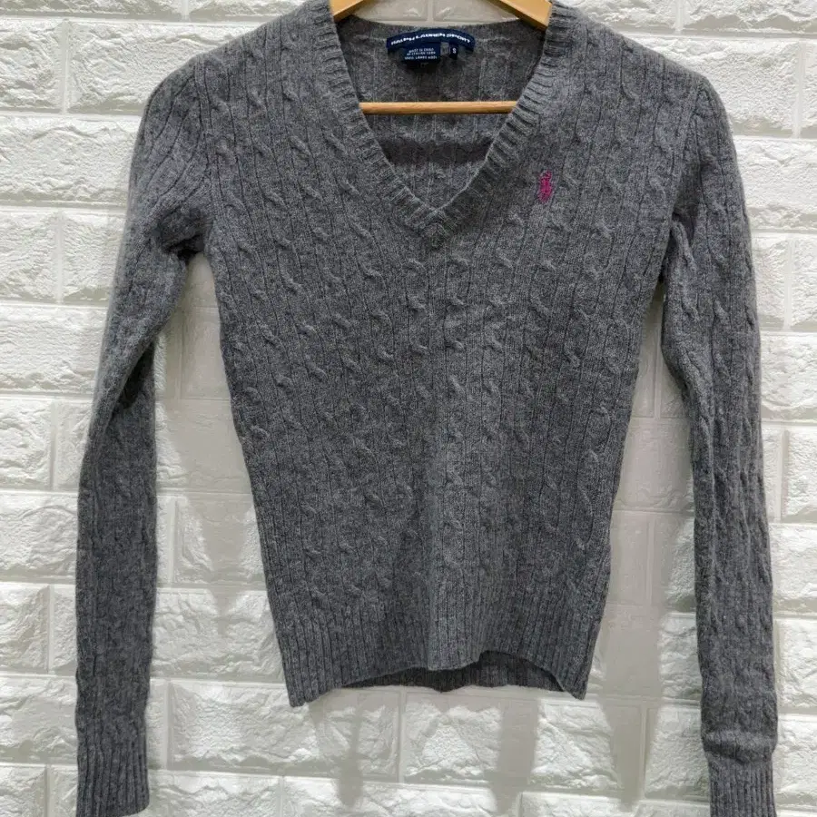 랄프로렌 스포츠(Ralph Lauren Sport)의 이탈리아 원사 100% 램스울 케이블 브이넥 니트