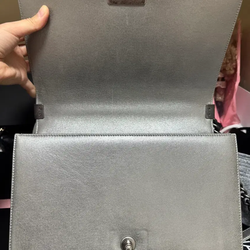 샤넬 보이백 라지 실버 사진 3