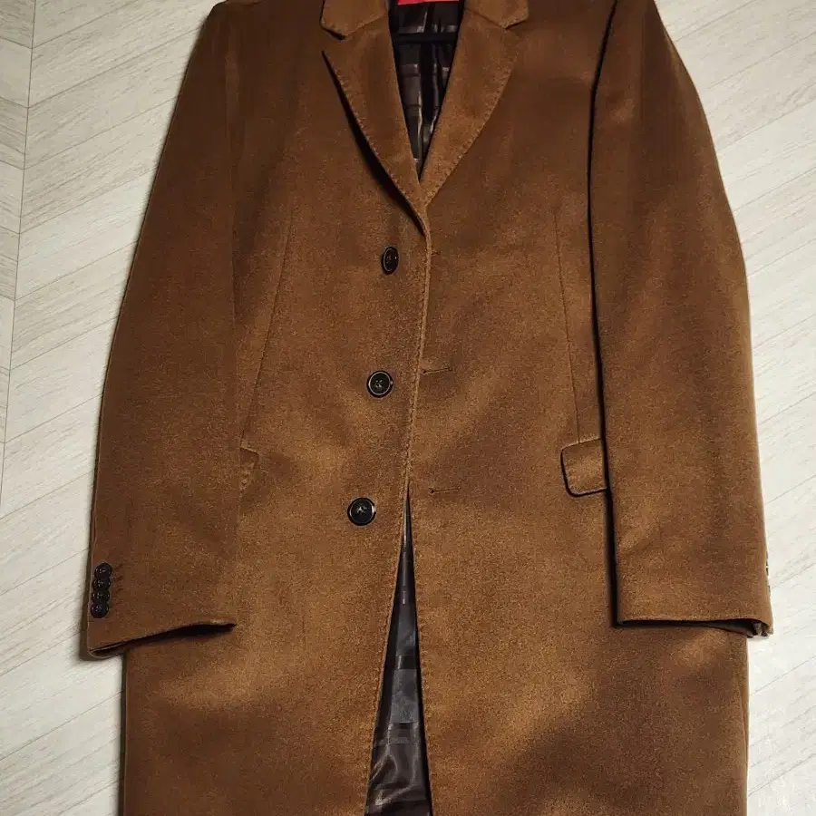 휴고 보스(HUGO BOSS)의 컨템포러리 캐주얼 라인인 휴고(HUGO) 브라운 컬러 울 코트