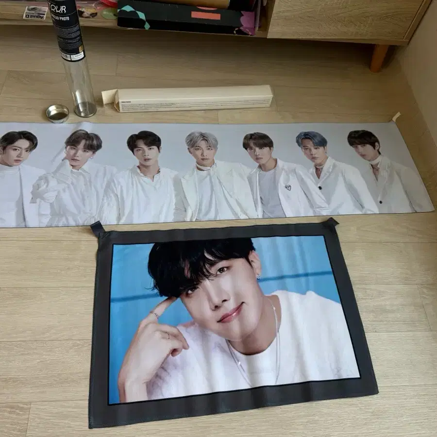 BTS 스프레드 포토와 제이홉 패브릭 포스터 세트