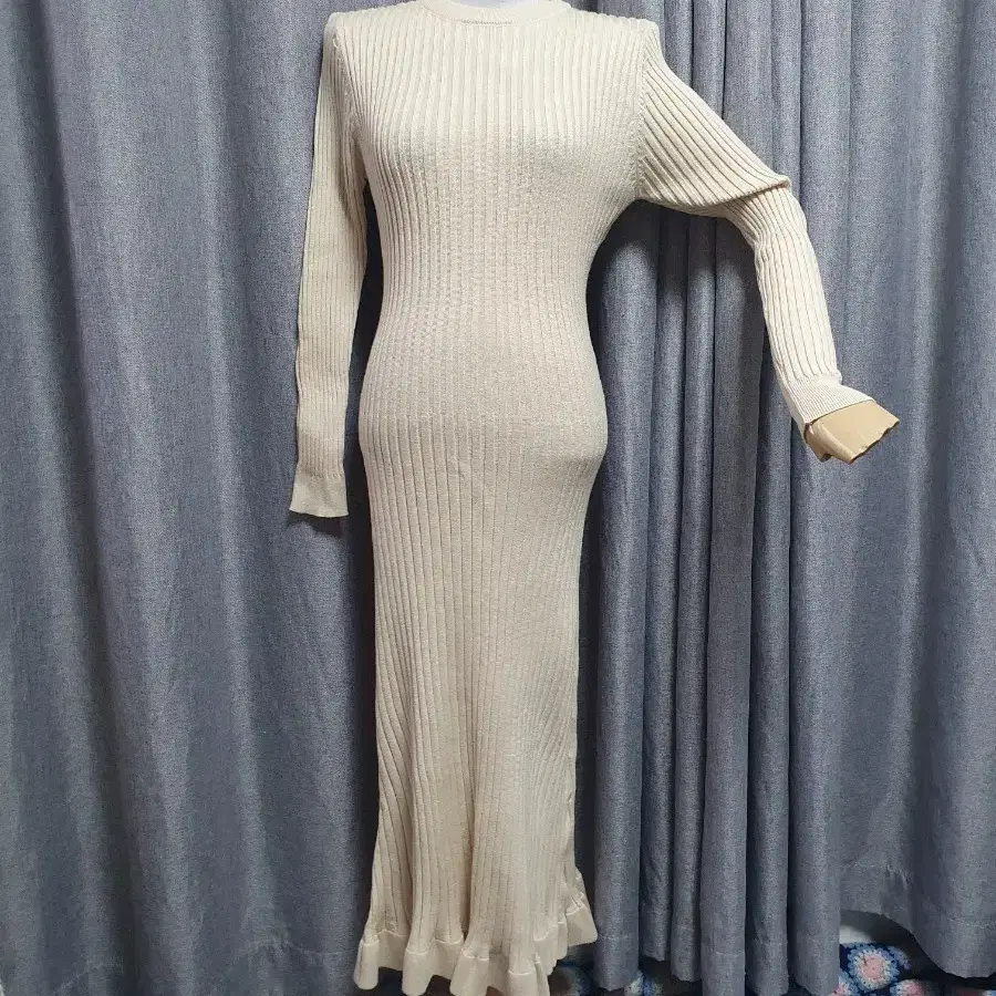 끝단프릴 베이지 맥시원피스