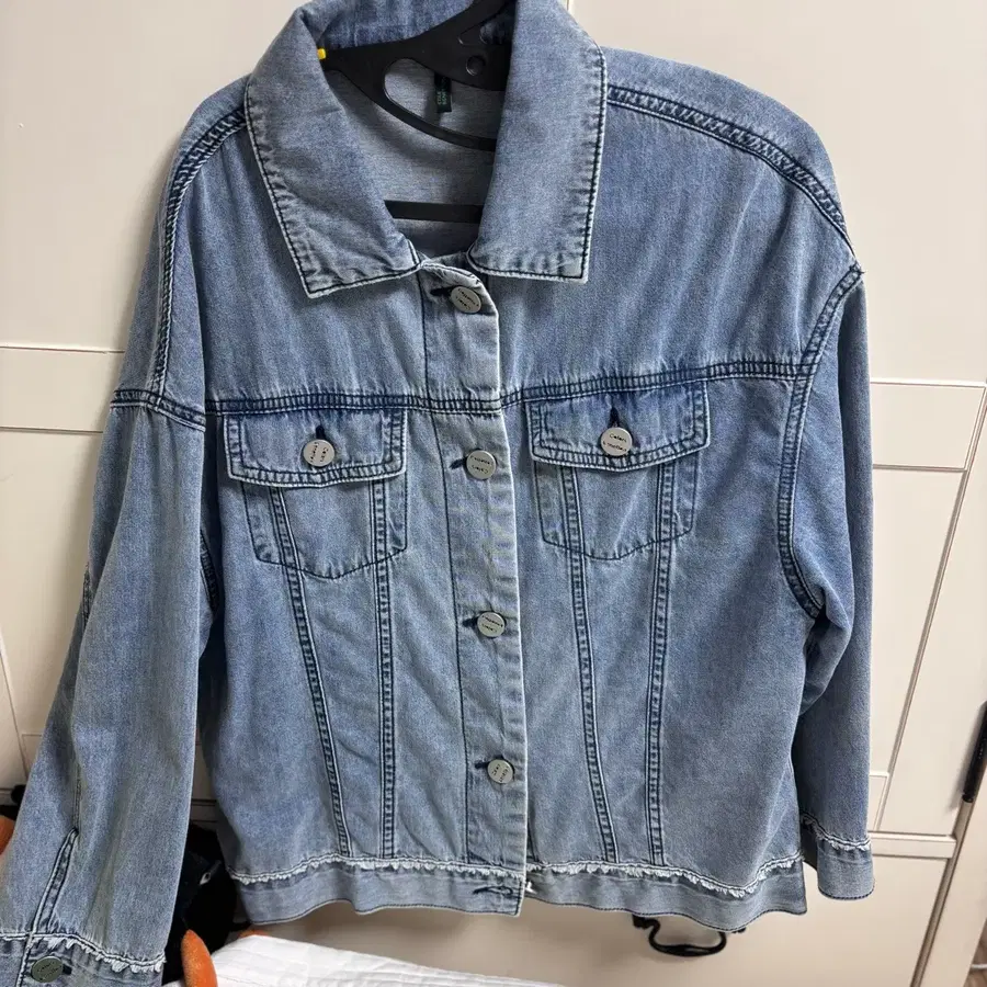 베네통 모티브 스팽글 데님 자켓