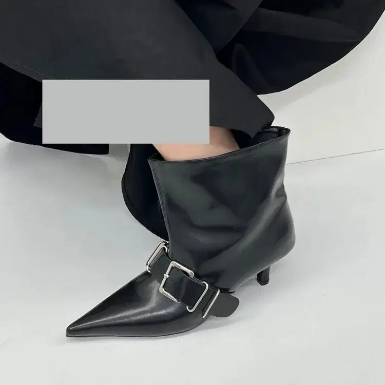 블랙 앵클 부츠 버클 스트랩 힐