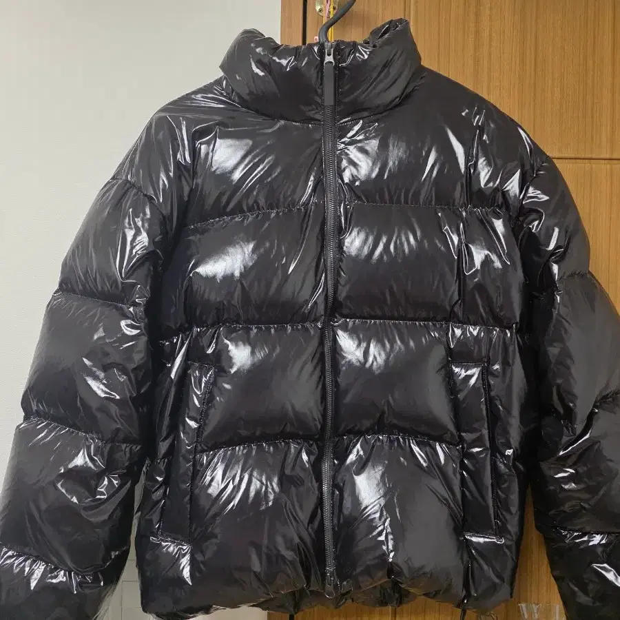 무신사 스탠다드 패딩 유광