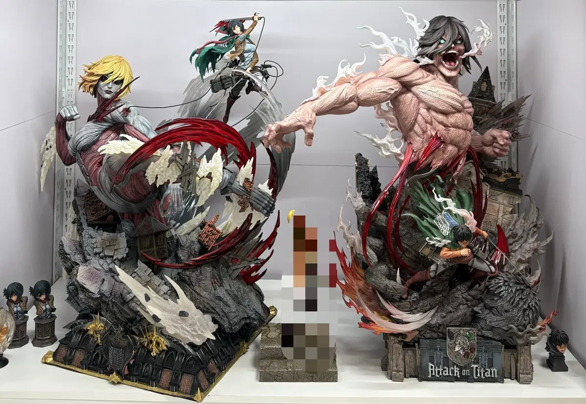Hertz Attack On Titan Figure Set