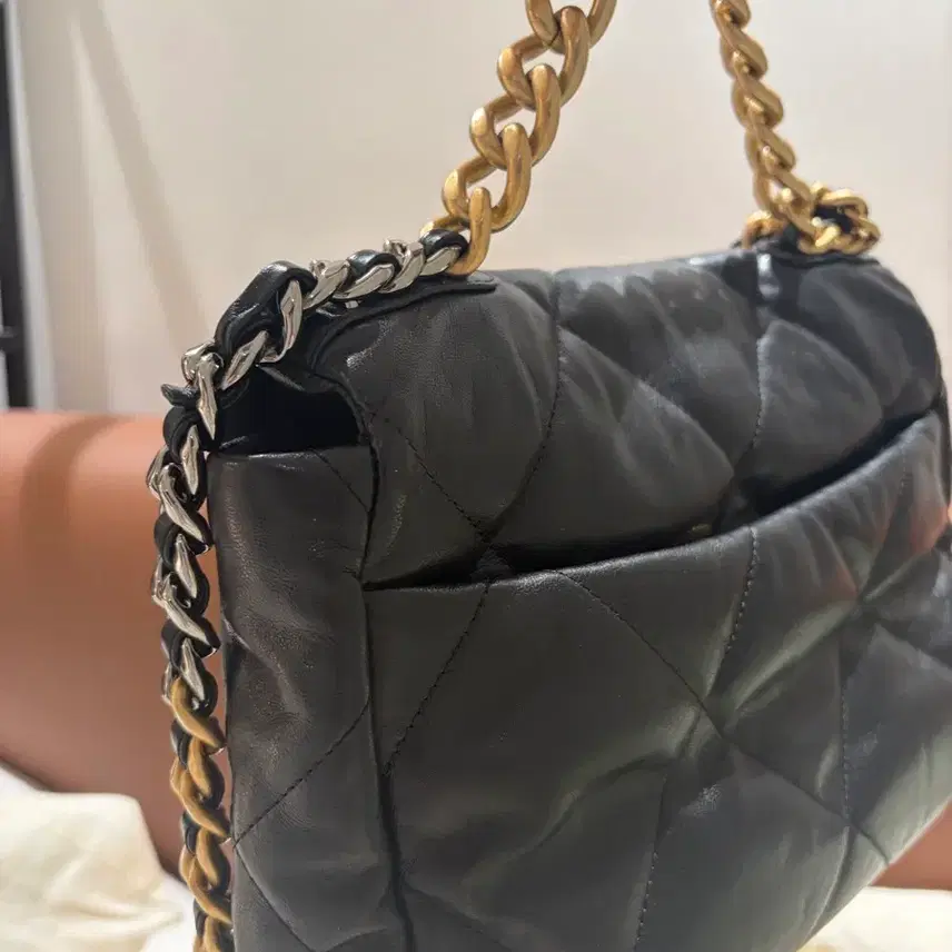 샤넬 19백 블랙 라지 램스킨 사진 3