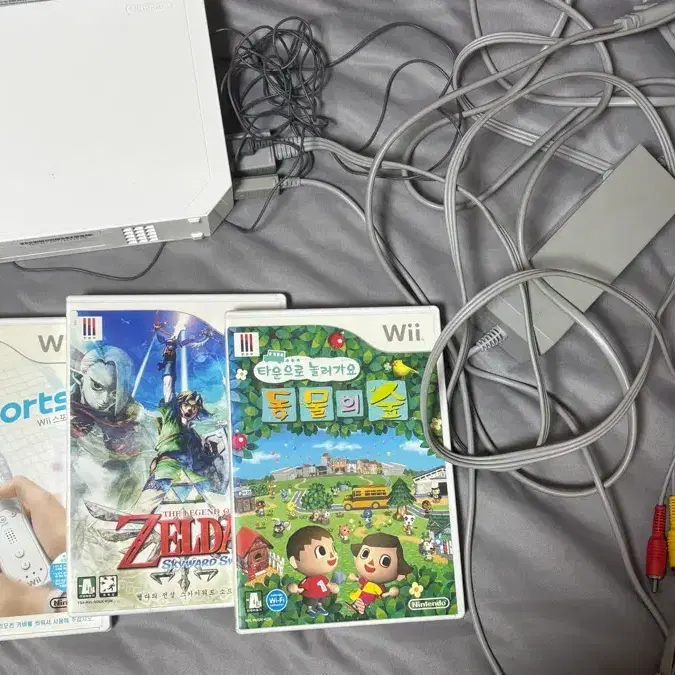 닌텐도 Wii 본체 + 게임 cd (Wii 스포츠, 젤다, 동물의 숲) + 컨트롤러 2인세트