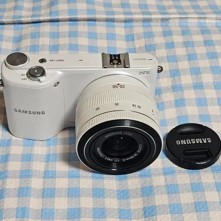 삼성 NX2000 화이트 미러리스 카메라