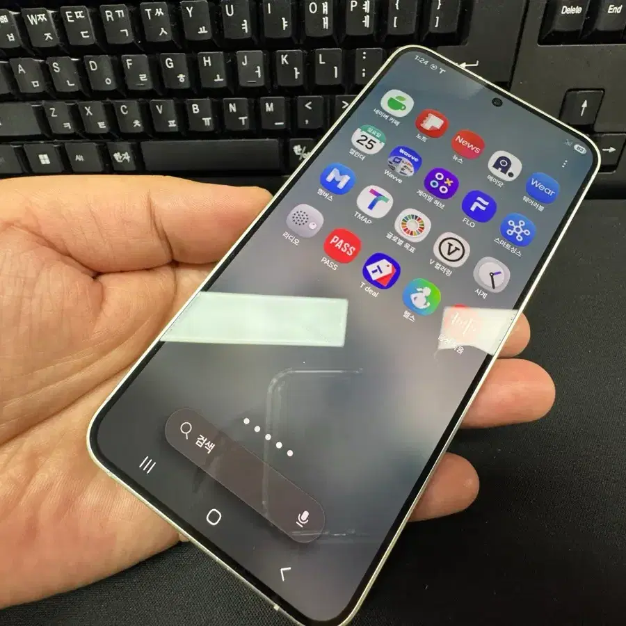 SK 갤럭시S24플러스 마블그레이 256GB 풀박스 판매합니다. 사진에 보이는 폰, 박스, 충전기, 그리고 케이스 3개 모두 포함입니다. 폰은 실사용 거의 하지 않은 새것과 같습니