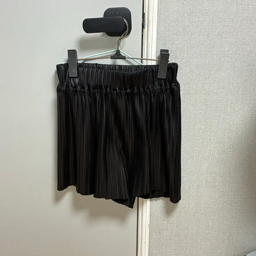 플리츠 큐롯 반바지 블랙