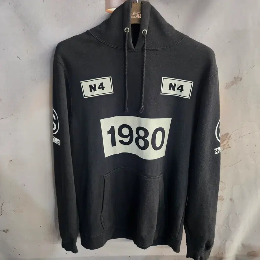스투시 1980 N4 후드티