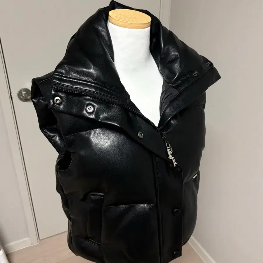 페일제이드 레더 패딩조끼 새상품