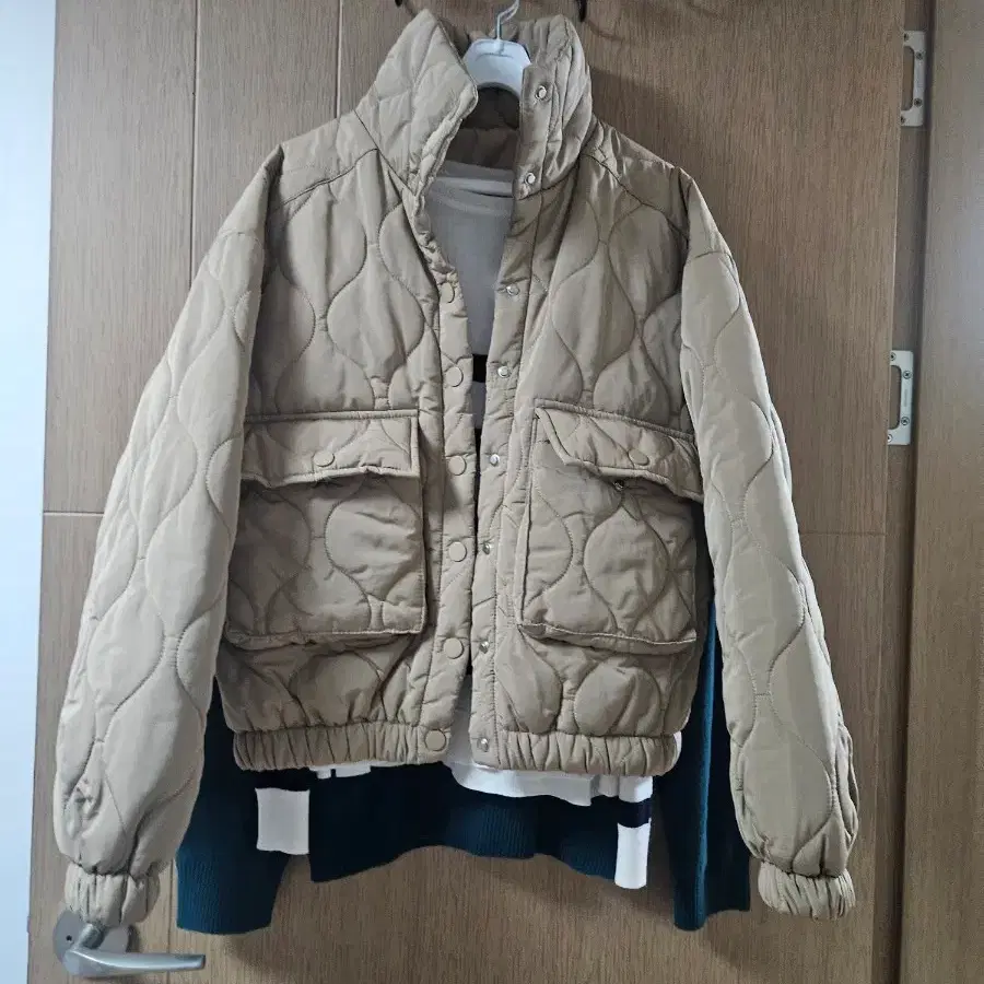 베이지 퀼팅 자켓 오버핑