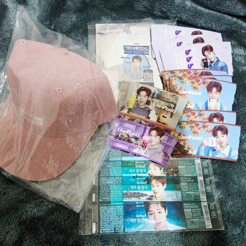 박지훈 슈퍼드라이 싸인에디션 모자 + 기영이숯불치킨 패브릭 포스터 + 더벤티 컵홀더 / 용암수 라벨지