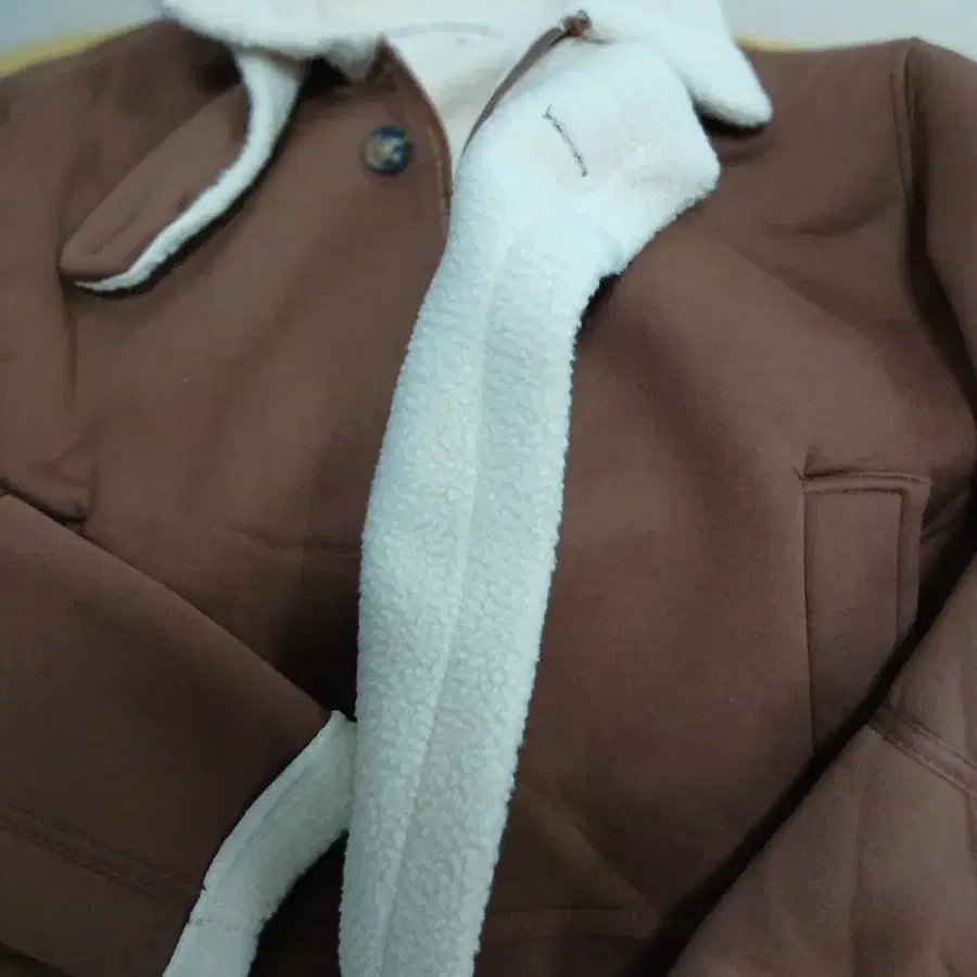 브라운 양털 배색 자켓