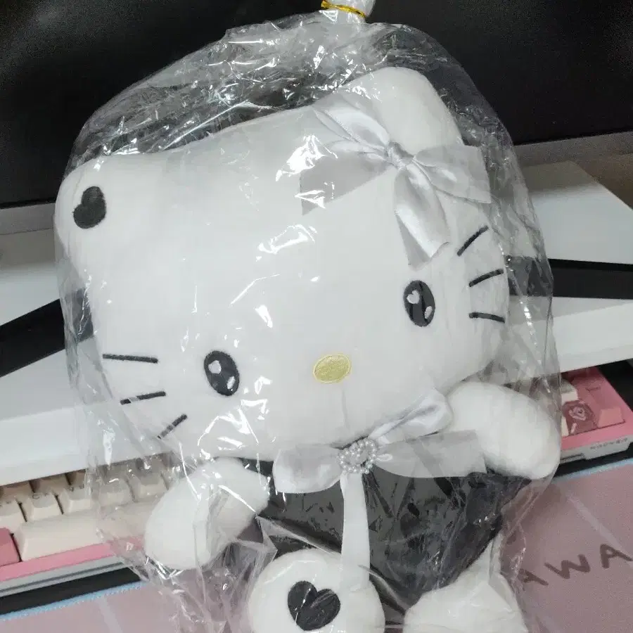 산리오 헬로키티 봉제인형 블랙하트 중형 25cm 멘헤라키티