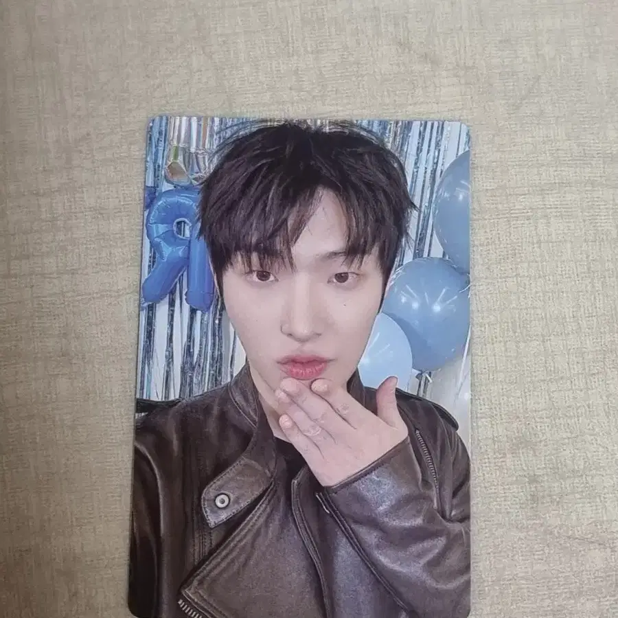 에이티즈 8주년 전시 입장포카 민기 ateez