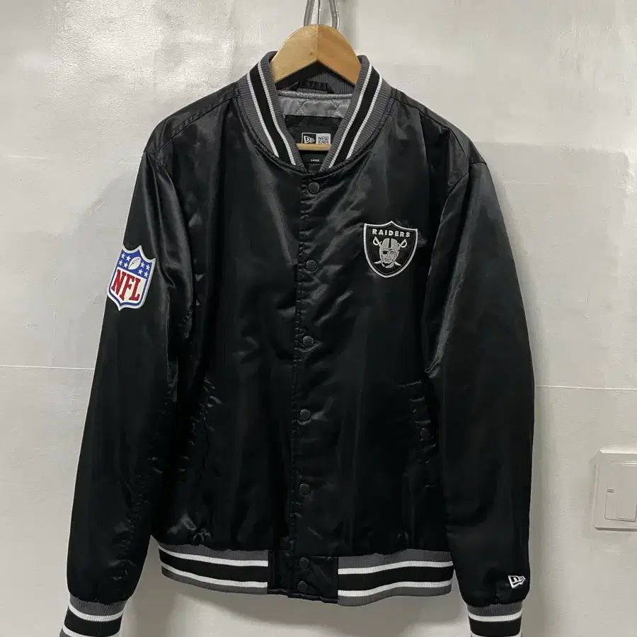 뉴에라 NFL 라스베이거스 레이더스 패딩 바시티 자켓 3m 신슐레이트