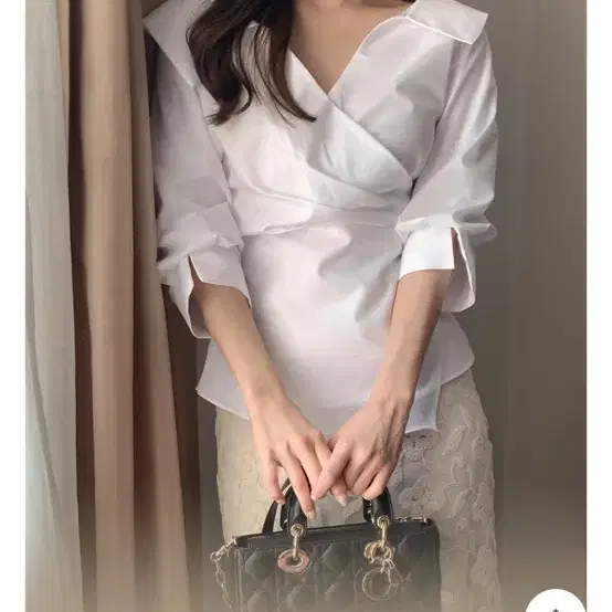 달리호텔 블론드 카라 브이넥 랩 셔링 블라우스 화이트