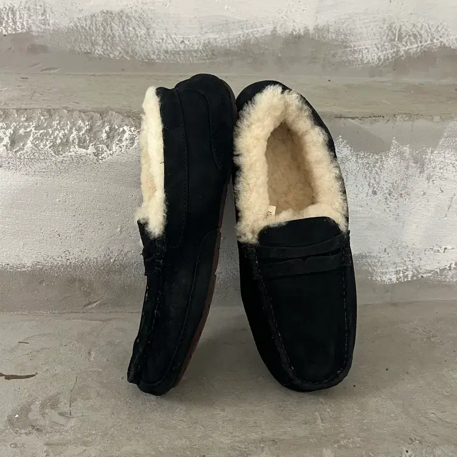 UGG 어그 블랙 모카신 털로퍼