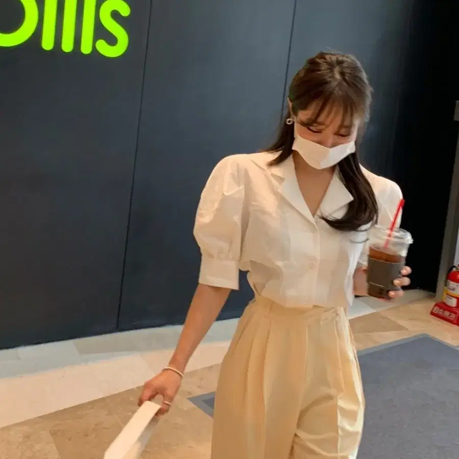 화이트 퍼프 소매 셔츠