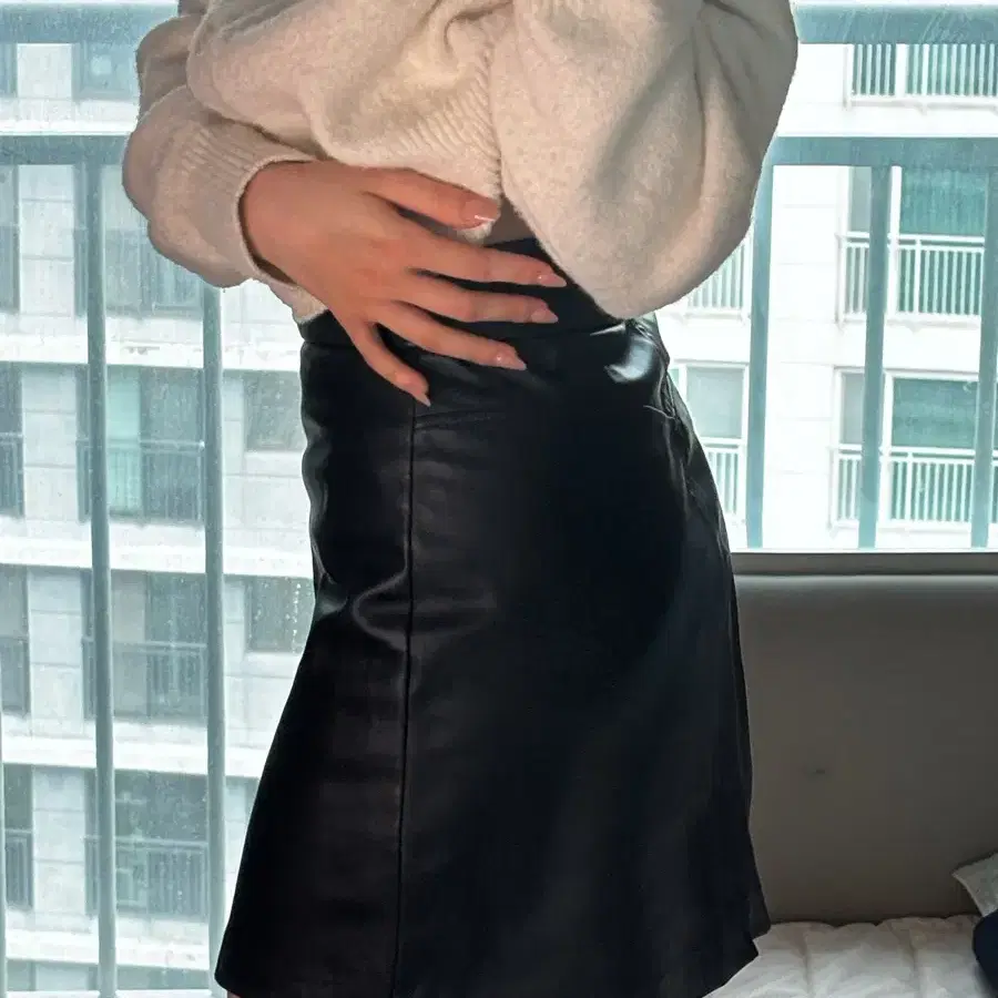 ZARA 블랙 레더 미니스커트