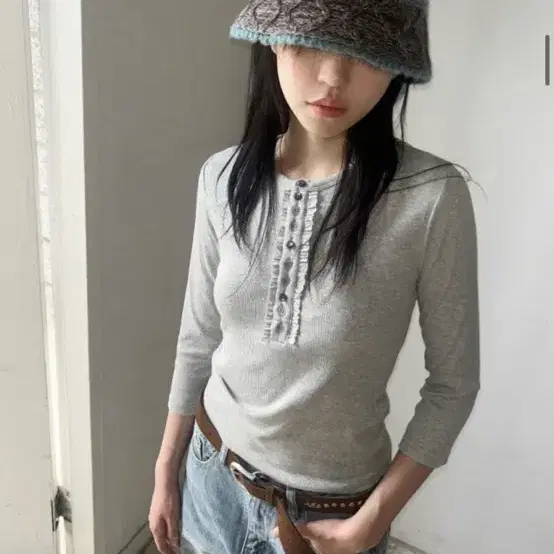 김아홉 릴리 프릴 버튼 그레이 티셔츠
