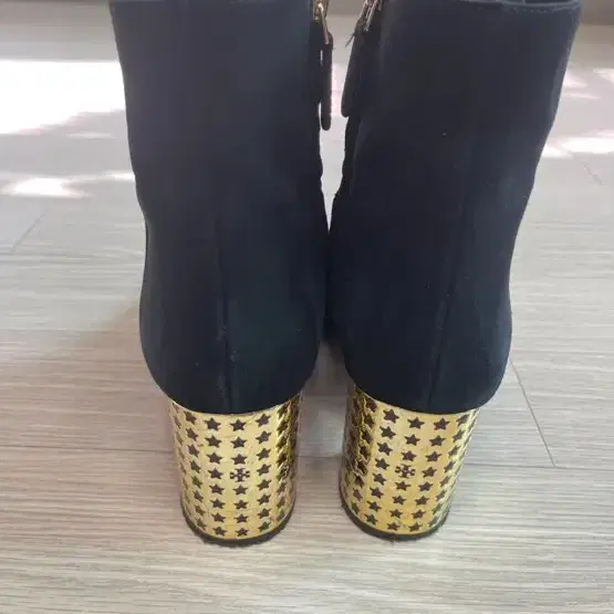 블랙 스웨이드 별 굽 앵클 부츠