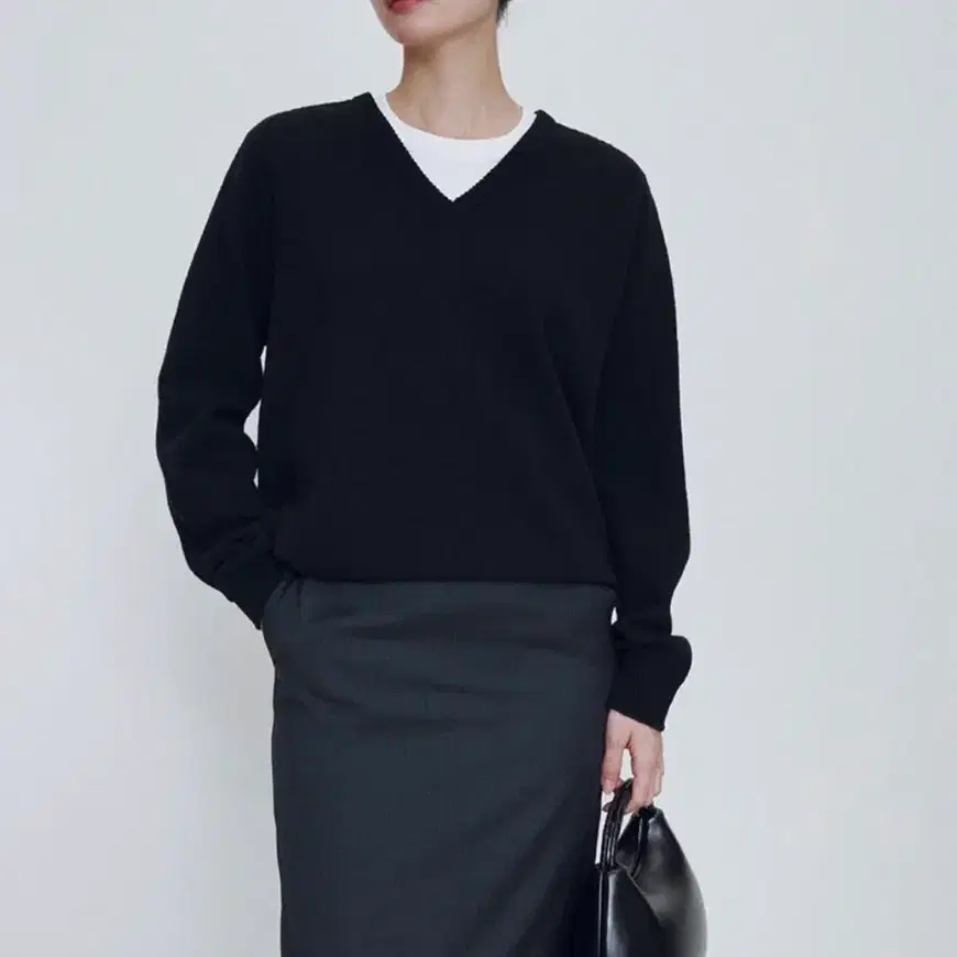 얼바닉30 Portrait v-neck knit