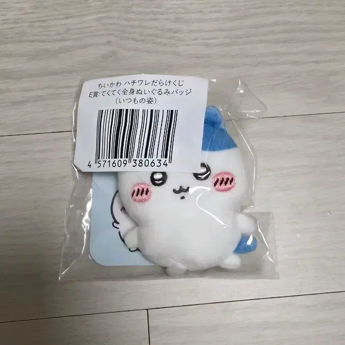 치이카와 하치와레 다라케 투성이 쿠지 E상 뱃지 평소모습