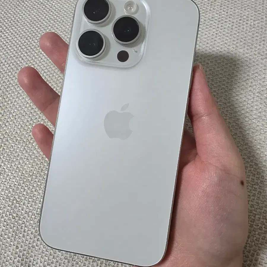 아이폰 15 프로 256GB 화이트 티타늄 판매합니당