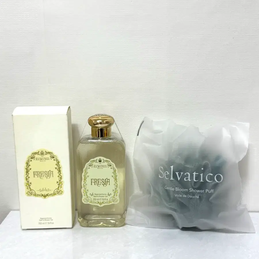 [산타마리아노벨라] 바뇨쉬우마 라이트패키지 프리지아 250ml 바디워시 바디클렌져 미개봉 화장품 정리 처분 세일 코덕