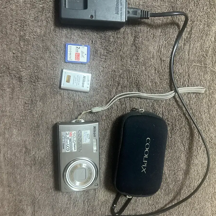 니콘 쿨픽스 디지털 카메라 실버 + 충전기/배터리/2GB SD카드