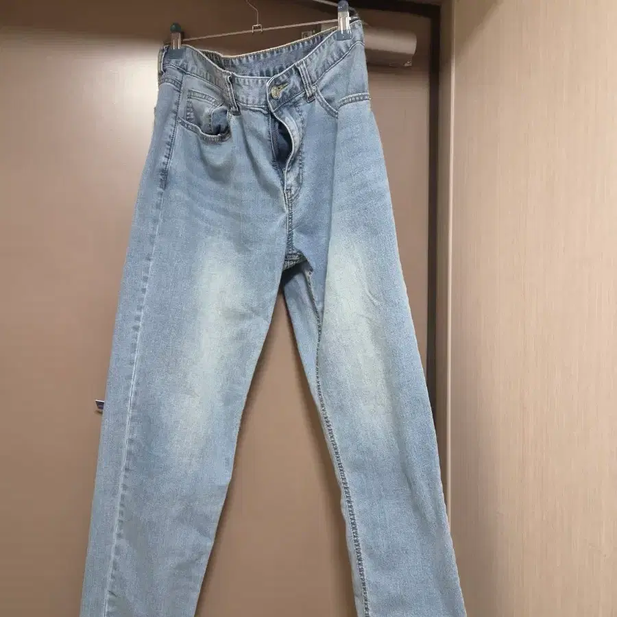 스파오 연청 테이퍼드 데님 팬츠