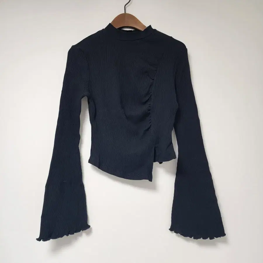 SHEIN 블랙 긴팔 프릴 셔링 탑
